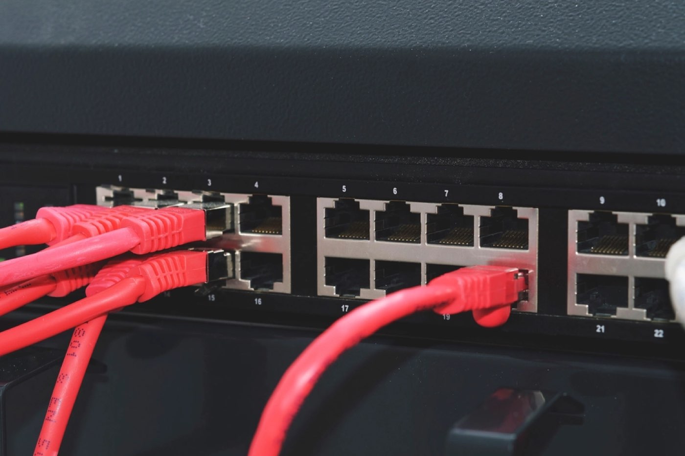 Kylanläggning och kraftmatning i ett datorhall, det som ligger under varje löfte om drift